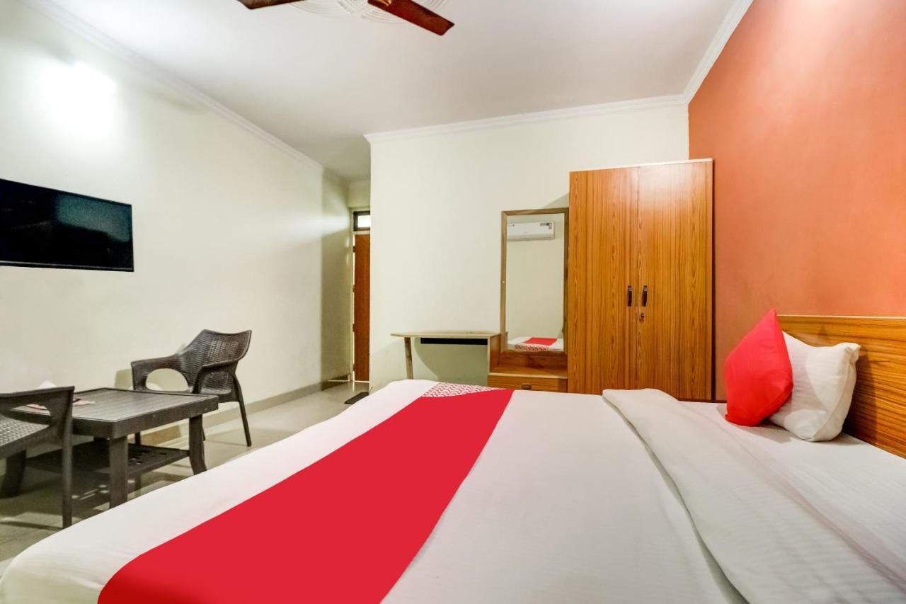 גורגאון Oyo Hotel R K Residency מראה חיצוני תמונה